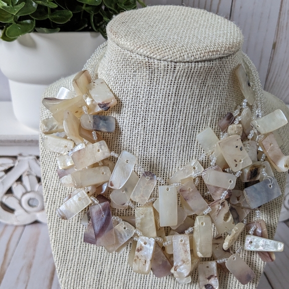 Multi-Strand Shell Cluster Necklace NWOT - Picture 4 of 8